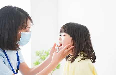 小さなお子さまを連れた親御さまには、お口の悪習癖に関する相談にも乗っています